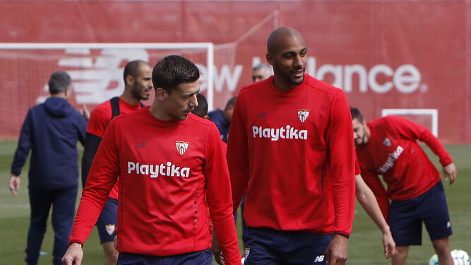 Lenglet y el mundialista N'Zonzi, en un entrenamiento del Sevilla.