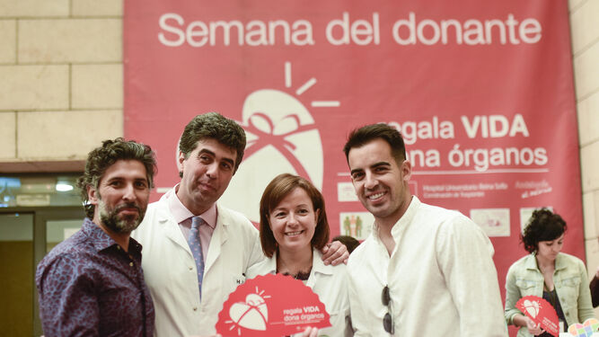Arcángel, José María Dueñas, Valle García y José Manuel Jurado, con un abanico con el logo de la campaña.