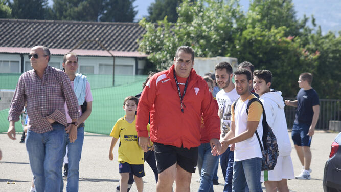 Sandoval llega a la Ciudad Deportiva entre un grupo de jóvenes aficionados.