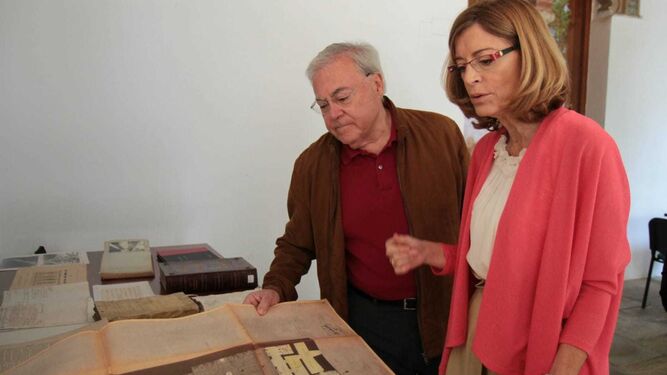 Emilio Aumente y Ana Verdú observan algunos de los documentos recuperados.