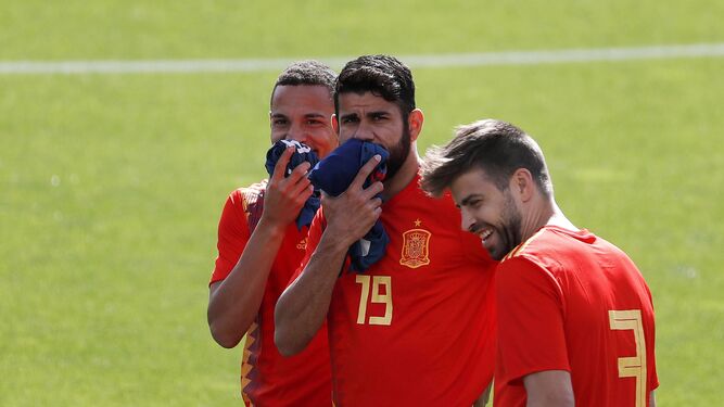 Rodrigo y Diego Costa bromean tapándose la boca en presencia de Piqué en la Ciudad del Fútbol en Las Rozas.