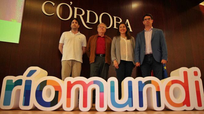 Foto de familia de la presentación del plan de seguridad y tráfico y de la aplicación de Ríomundi.