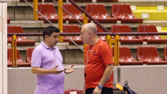 García Román dialoga con Macario, técnico del Itea.
