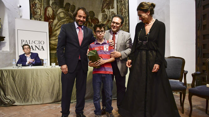 Eloy Luque, segundo premio, junto a Daniel García, Juan Ruz y la marquesa.