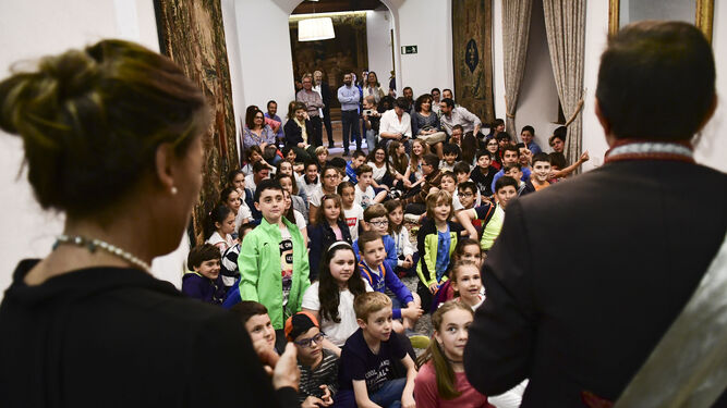 Los escolares, atentos a la intervención de los marqueses de Viana.