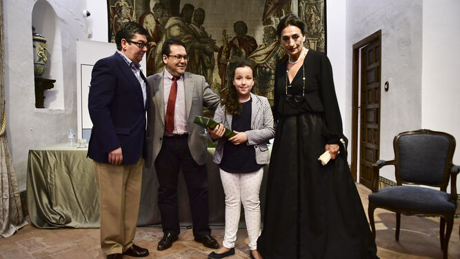 Laura Garc&iacute;a, junto a Jacinto Ma&ntilde;as, Juan Ruz y la marquesa de Viana.