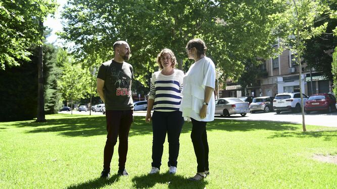 Ernesto Alba, Alba Doblas y Elena Cortés ayer, al lado de la sede del partido en la avenida de Libia.