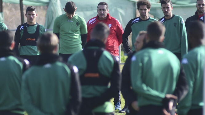 Sandoval, escoltado por Stefanovic y Quim Araujo, durante un entrenamiento en la Ciudad Deportiva.