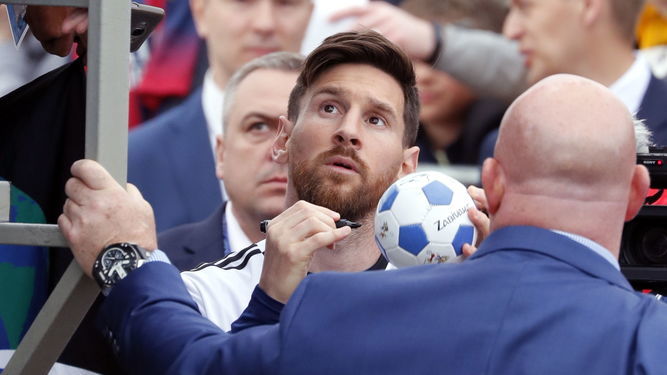 Messi, con aficionados argentinos.
