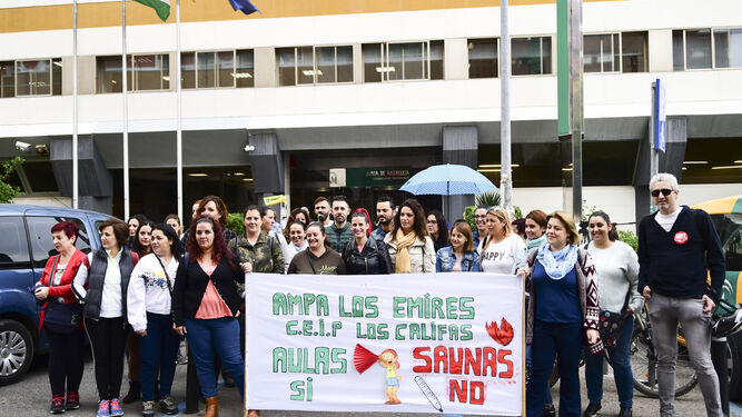 Representantes de asociaciones de madres y padres de alumnos protestan pidiendo la climatización de sus centros.