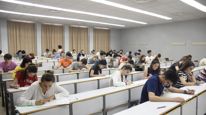 Alumnos realizan una de las pruebas de la Pevau en la Facultad de Ciencias del Trabajo.