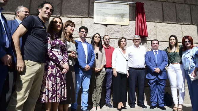 La alcaldesa, grupos políticos y familiares de Sánchez Badajoz, ante la placa en el Ayuntamiento.