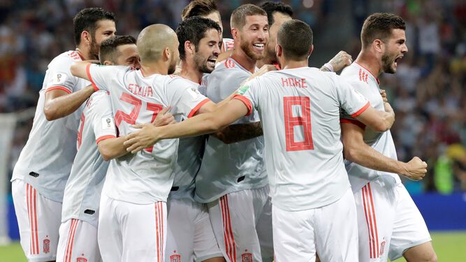 Los jugadores de la selección española se abrazan para celebrar el gol de Nacho, que supuso el 2-3.