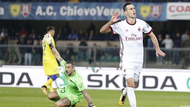 Kalinic celebra un gol del Milan al Chievo Verona.