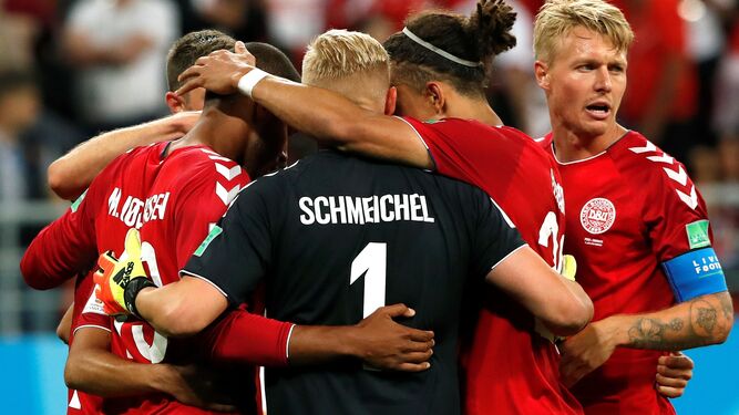 Los jugadores daneses se abrazan al finalizar el encuentro.