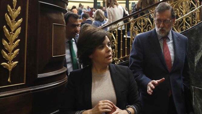 Mariano Rajoy charla con Soraya Sáenz de Santamaría a la conclusión de un Pleno en el Congreso.