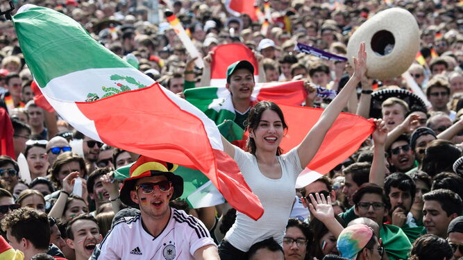 Aficionados mexicanos y alemanes, en el estadio Luzhniki.