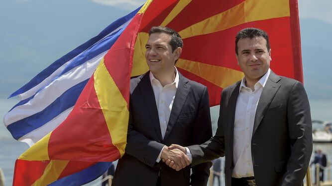Alexis Tsipras (izquierda) y Zoran Zaev celebran ayer el acuerdo en Otesevo.