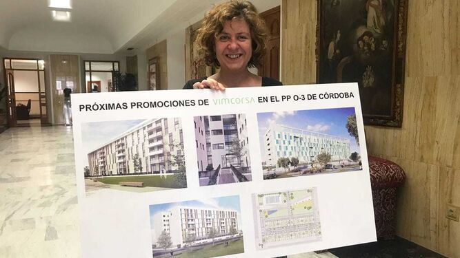 Alba Doblas muestra el cartel de la promoción