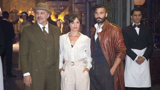 Roberto Álamo, Michelle Jenner y Álex García en 'El Continental'.