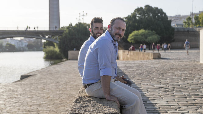 Roberto Ramírez Muñoz y Eloy Vázquez Sanz, socios de Housing, en el Muelle de la Sal de Sevilla.