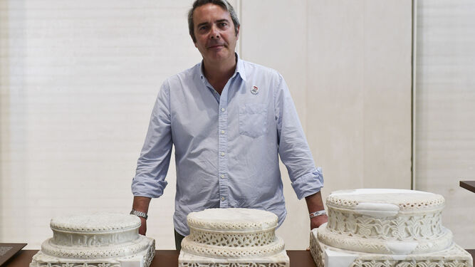 Alberto Montejo, con piezas de arte califal.
