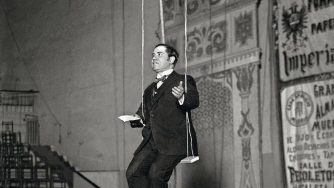 1. Ramón Gómez de la Serna, en el Circo Price, fotografiado por Luis R. Marín, en 1923. 2. 'El principio de la sonrisa' (1921), de Paul Klee. 3. 'Los payasos' (1919), de José Gutiérrez Solana. 4. Portada del nuevo número de 'Litoral'. 5. 'Góndola surrealista sobre bicicletas en fuego' (1936), de Salvador Dalí.