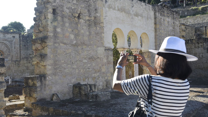 Una turista hace una fotografía en el conjunto arqueológico.