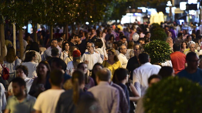 Cientos de personas caminan por Cruz Conde durante la pasada Shopping Night.