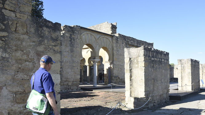 Un turista pasea por el conjunto arqueológico.