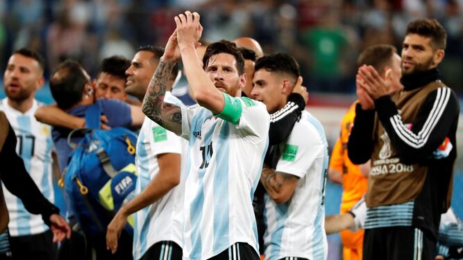 Messi festeja el pase a octavos de final junto a sus compañeros.