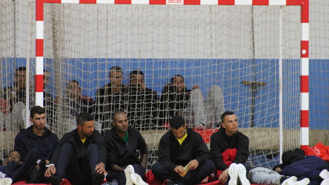 Un grupo de inmigrantes, ayer en el polideportivo de Barbate, habilitado para alojarlos.