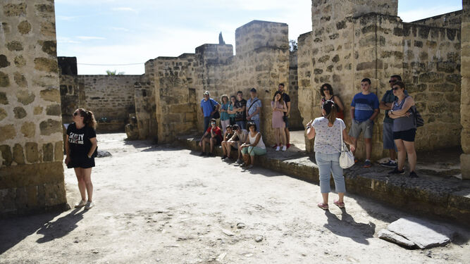 Un grupo de turistas visita el yacimiento arqueológico.