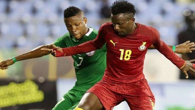 Lomotey, de rojo, defendiendo la camiseta de Ghana sub 20.