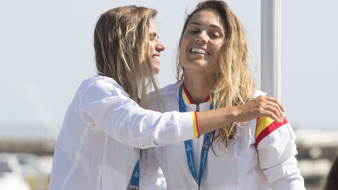 Las sevillanas Marina Alabáu, plata, y Blanca Manchón, oro, en el podio del campo de regatas de Salou.