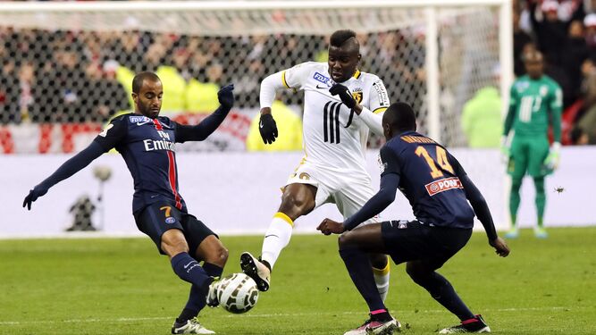 Amadou, centrocampista del Lille, en un partido con el PSG.