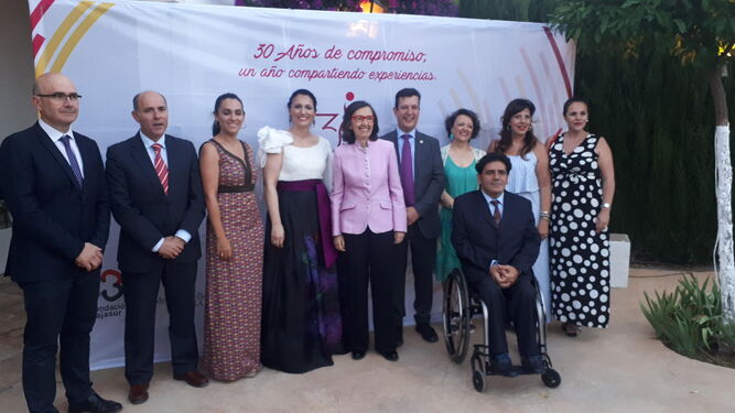 Foto de familia de las personalidades asistentes a la gala.