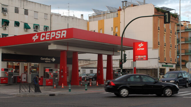 Gasolinera de la avenida de Libia ubicada frente a la barriada de Cañero.