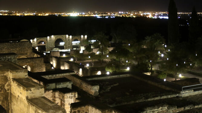 Vista general de la ciudad palatina iluminada, con la capital al fondo.
