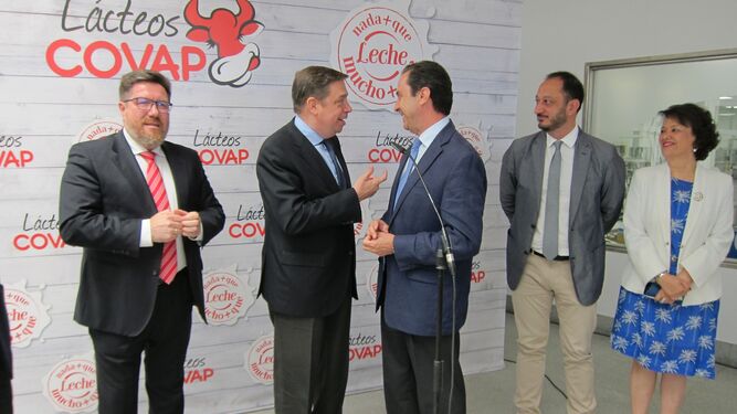 Luis Planas habla con el presidente de Covap.