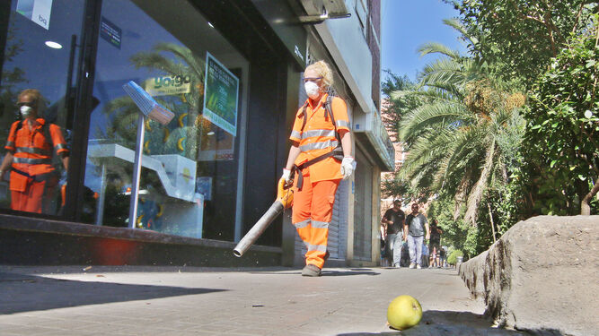 Una trabajadora de Sadeco durante la limpieza de una calle.