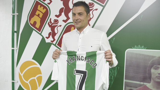 Francisco posa con la camiseta, con el dorsal número 7, en El Arcángel.