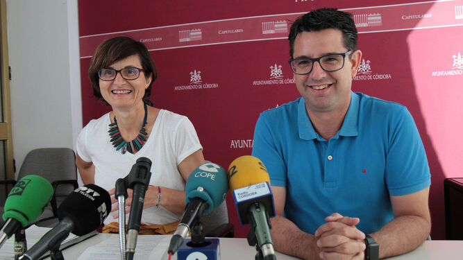Amparo Pernichi y Pedro García, ayer en el Ayuntamiento.