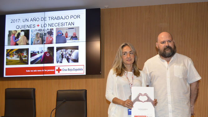 Cándida Ruiz y Germán Ayala, ayer durante la presentación de la memoria de Cruz Roja.
