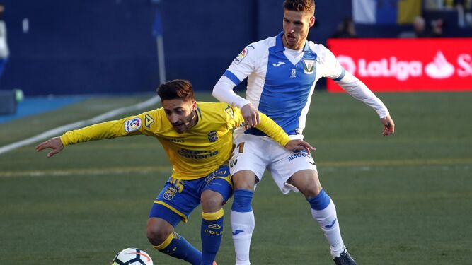 Nacho Gil protege el balón ante la presión de Rubén Pérez.