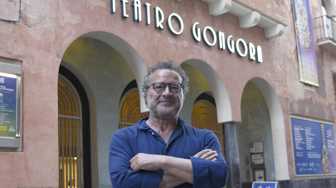 Ramón López, en la puerta del Teatro Góngora.
