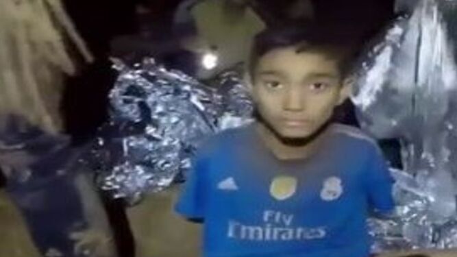 El menor aficionado del Real Madrid en la cueva de Tailandia