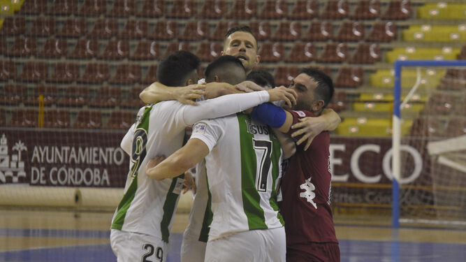 Los jugadores del Córdoba Futsal celebran un gol la pasada campaña.