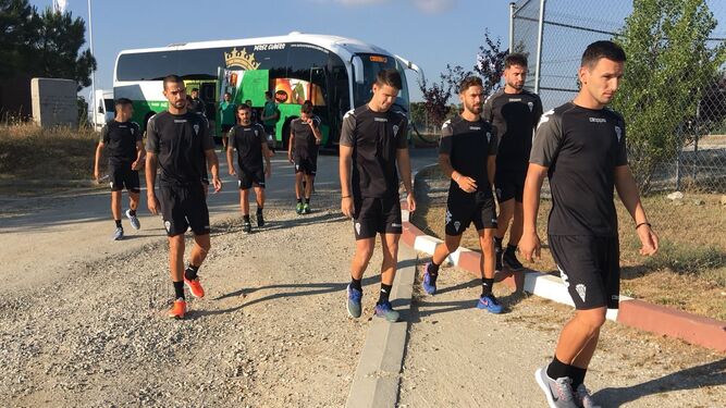 Los jugadores del Córdoba llegan al campo de entrenamiento.
