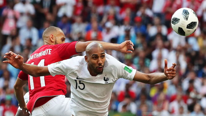 N'Zonzi salta con Braithwaite durante el Francia-Dinamarca del Mundial de Rusia.